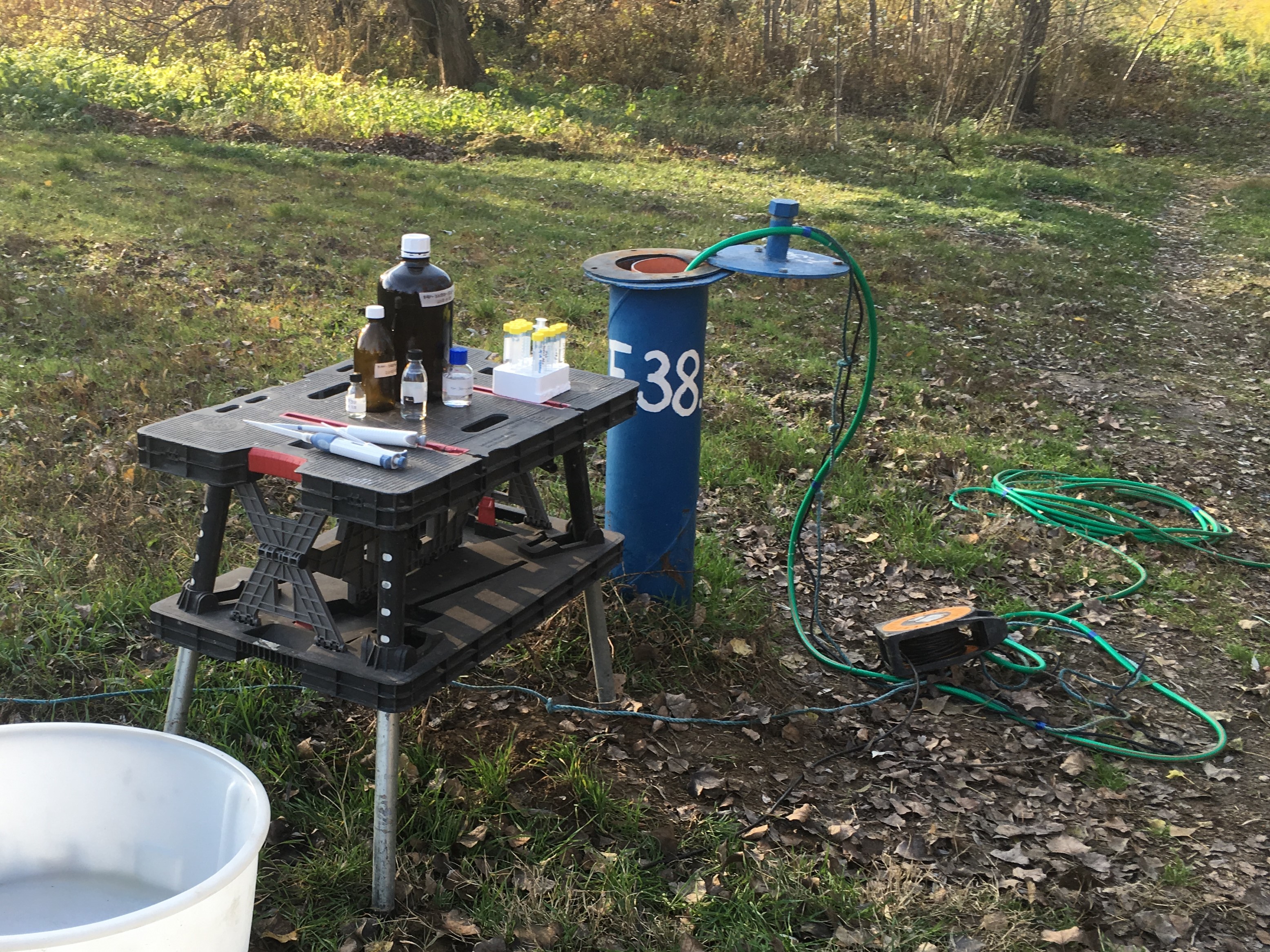 On-site water sample analysis from a monitoring well