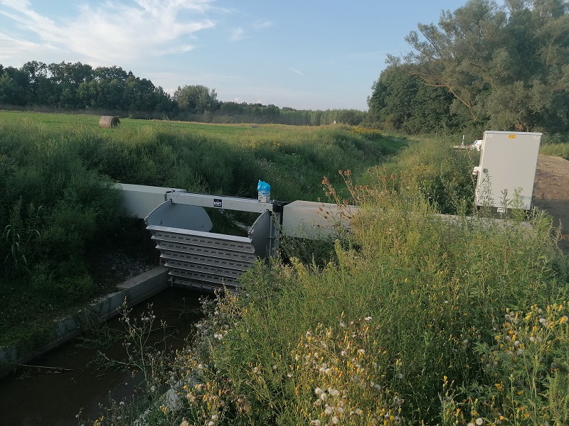 Remote-operated, tipping plate, reinforced concrete wall dam on the Sellyei-Gürü canal (Sósvertike, Ancient-Dráva Project)