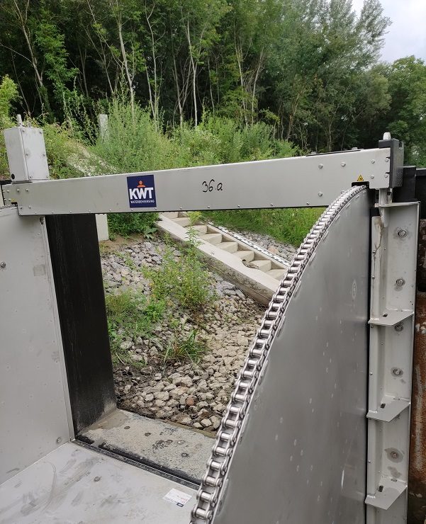 Tipping plate dam with sheet piling on the Kápolnai-Gürü canal (Drávakeresztúr, Ancient-Dráva Project)