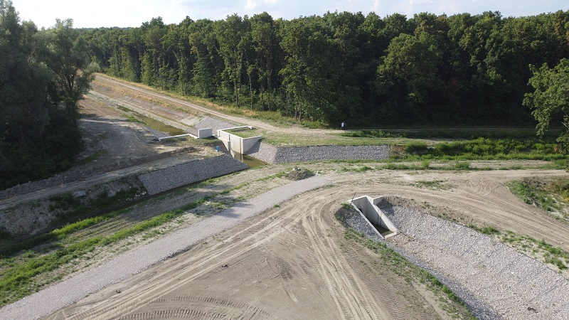 D 1.800 mm bújtató és távműködtetésű, vasbetonfalas duzzasztó kombinált műtárgy, a vízpótló Főcsatorna átvezetése a Korcsina csatorna alatt (Lakócsa, Ős-Dráva projekt)