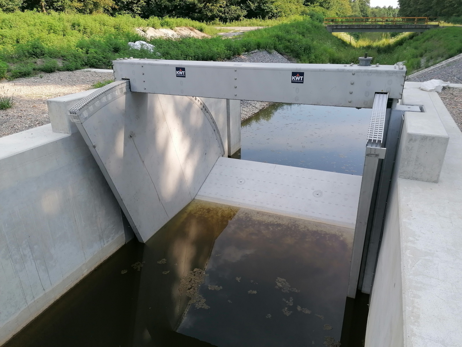 Remote-operated, tipping plate, reinforced concrete wall dam on the Korcsina canal (Lakócsa, Ancient-Dráva Project) 