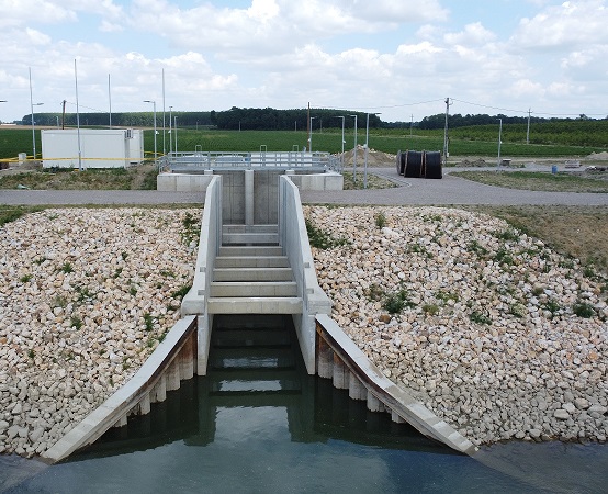 Vízkivételi mű a bevezető csatorna irányából, mely 5m3/s vízpótlást képes biztosítani (Drávagárdony, Ős-Dráva projekt)